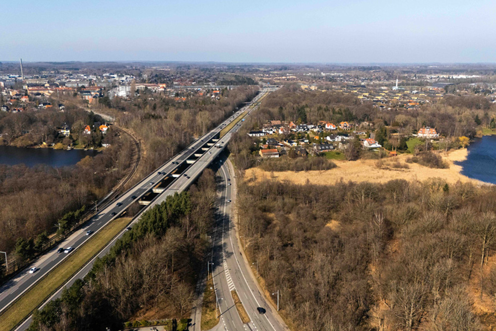 Large road network crosses the middle of the NATURA 2000 protected area at Furesø